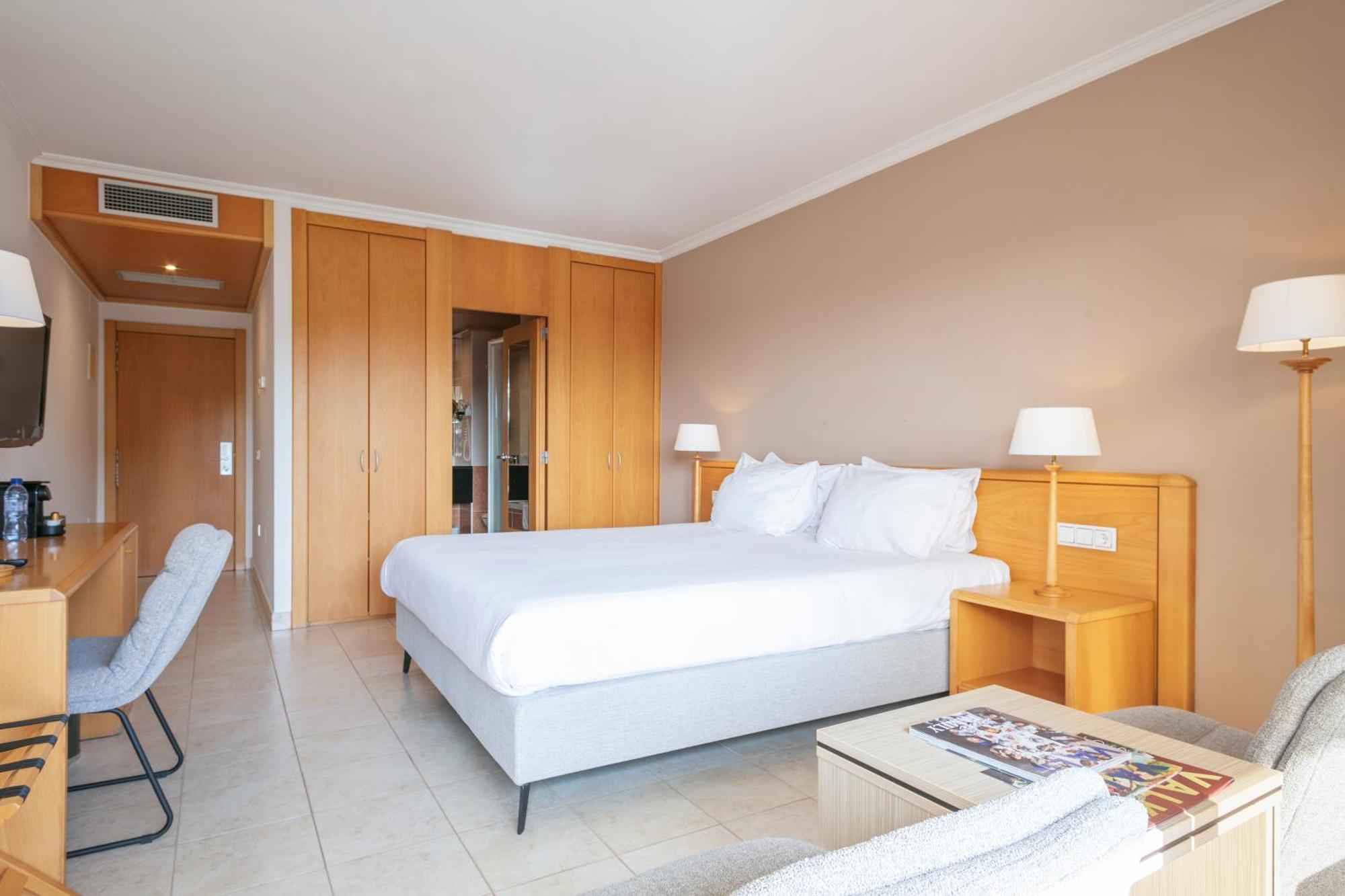 Van Der Valk Hotel Barcarola Сан-Фелиу-де-Гишольс Экстерьер фото